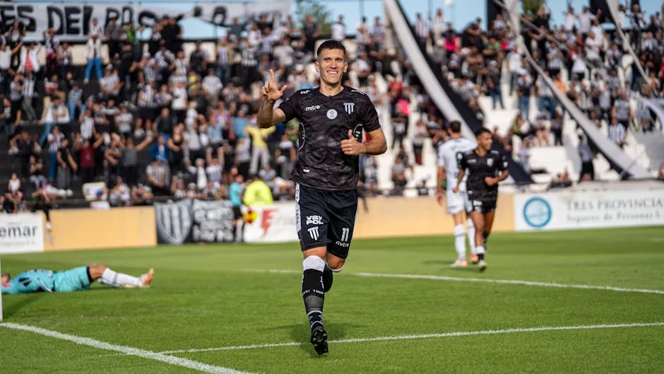 Spelare som analyserar fotbollsresultat för rätt resultat-betting, en strategi för att förutsäga det exakta slutresultatet.