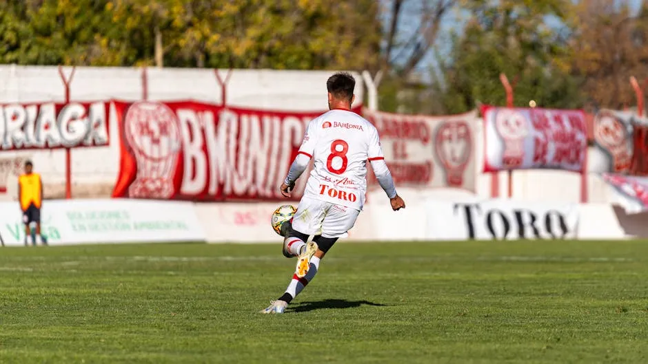 Bild på fotbollsfan som analyserar odds för Anytime Goalscorer i en fotbollsbettingguide för bättre vinstchanser.